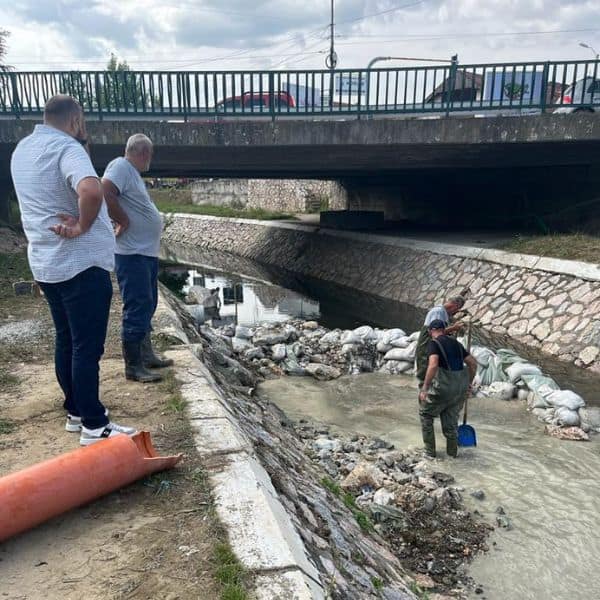 Reka Jošanica, korito i u njemu radnici JKP Vodovod i kanalizacija